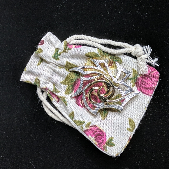 Sarah Coventry Smooth / Textured Two Tone Openwork Abstract Design Brooch Pin - Picture 9 of 9